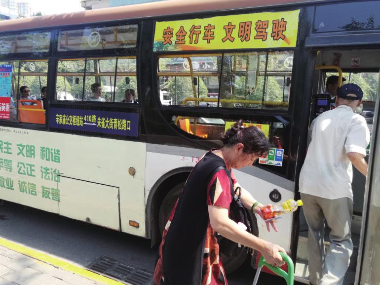 公交车像房车一样,公交车像房车一样的