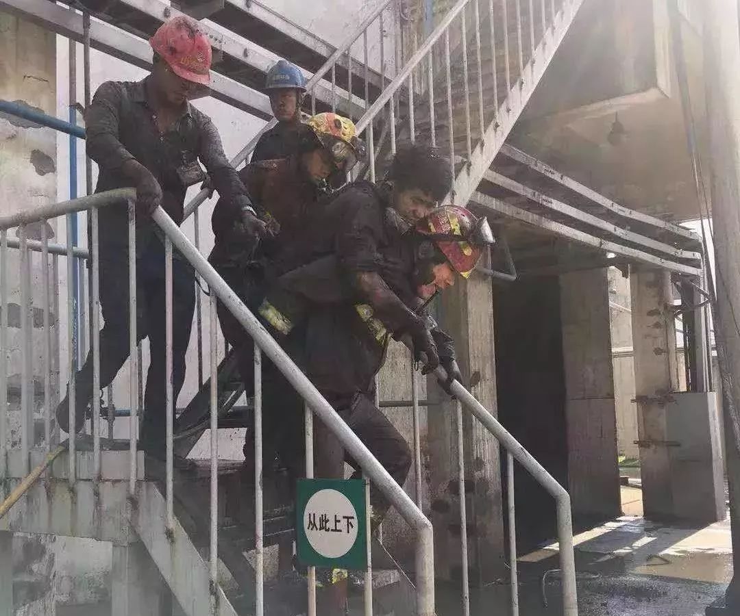 致敬英雄消防员真实救援现场,致敬英雄福州26岁消防员