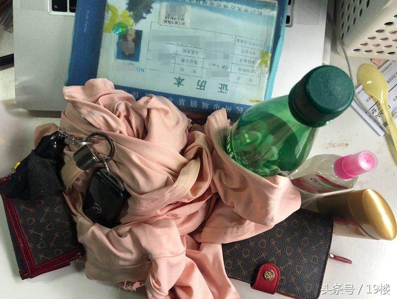 恨不得把喵塞包里!“扒光”四个姑娘的包包后,辣妈们流下了眼泪