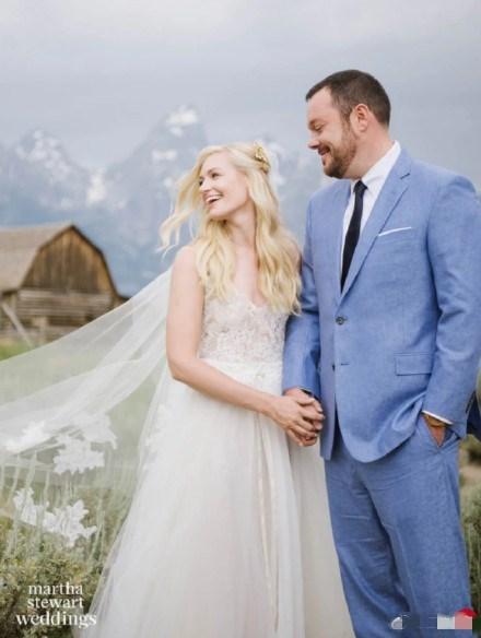 破产姐妹卡洛琳结婚了,网友:捧花快扔给Max吧!