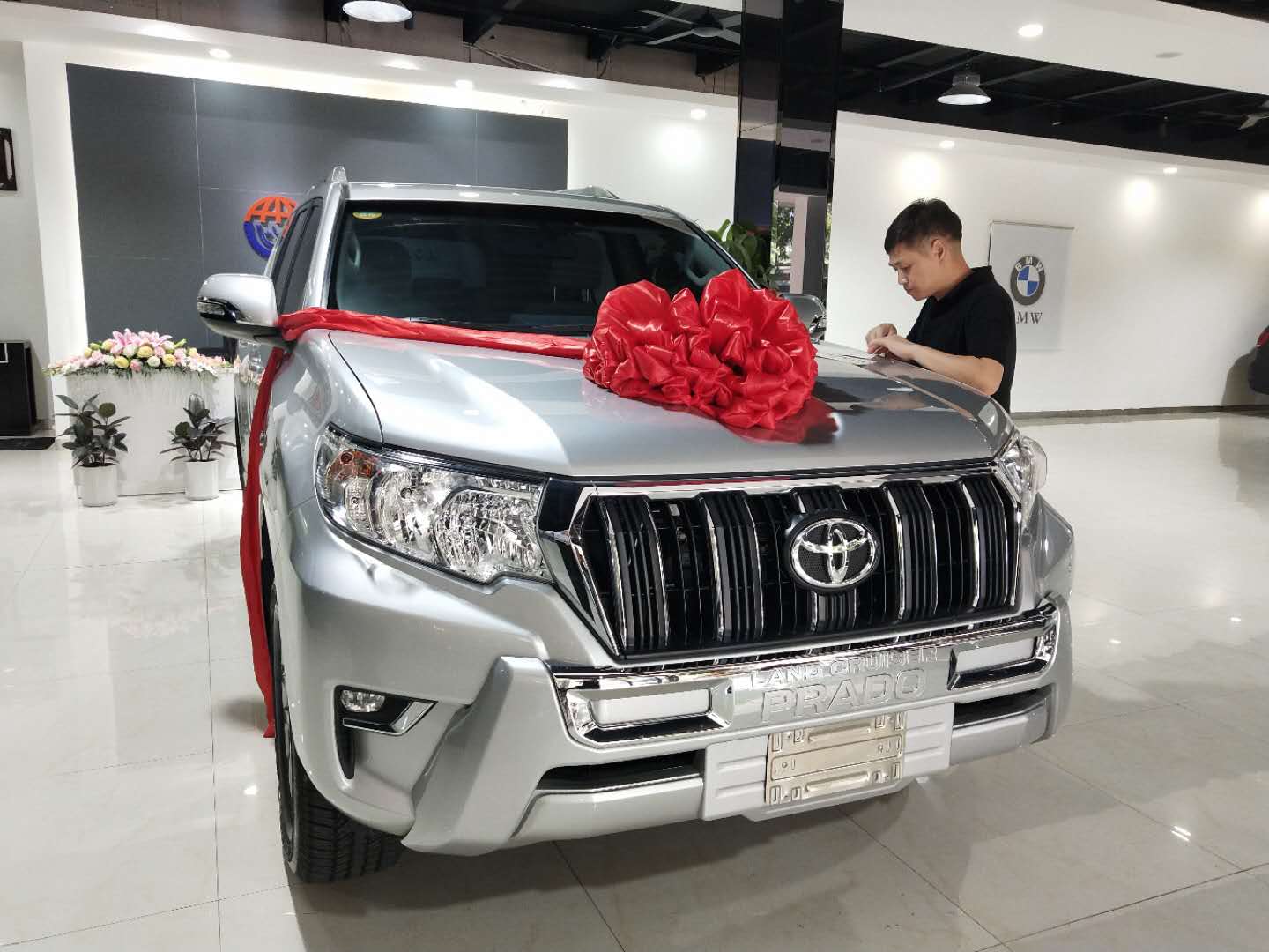 丰田霸道提车记，车主：朋友的2700太肉，所以直接选4000