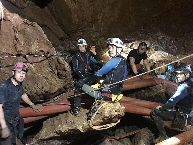 泰国足球队被困洞穴怎么救出来的,泰国洞穴救援纪录片therescue