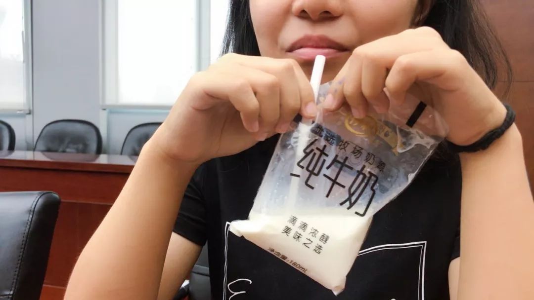 小早亲测：看得见的“透明奶”，真的更新鲜更好喝吗？真相是……