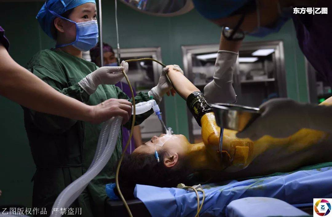 闂鸿湝涓や汉闅嗚兏,闂鸿湝鍚屾椂闅嗚兏