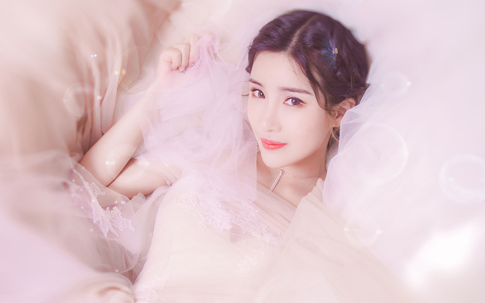 陆云深徒手将顾欢的骨灰盒给挖了出来，鲜血顺着他的手指往下滴！