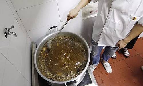 卤菜发黑发酸怎么治,卤菜发黑的原因和解决方法