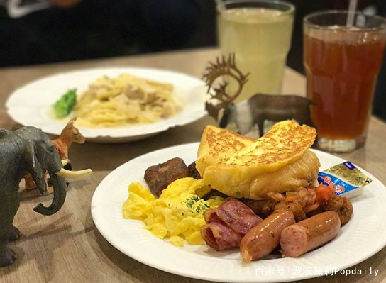 300块12个人吃饭同学聚会,300元一桌家宴菜10个人