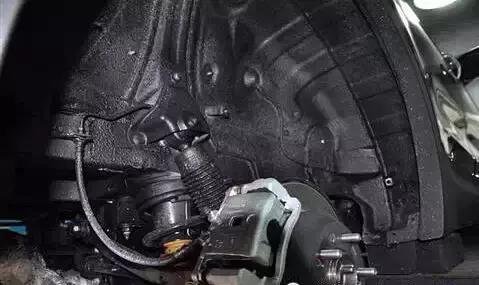 汽车底盘装甲一般需要喷几瓶,汽车底盘装甲和护板哪个好用