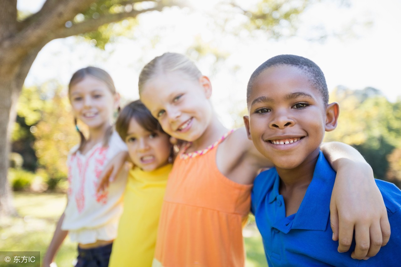 孩子写作业老是看手机怎么办,孩子边写作业边看电视