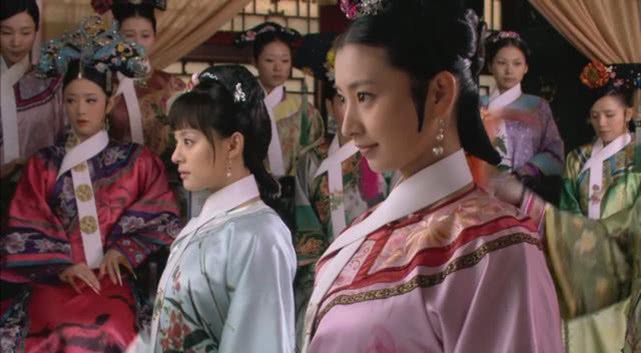 华妃是怎么知道甄嬛和贵人勾结,甄嬛传里面华妃对甄嬛到底怎么样