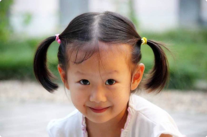 小孩子吞下一块石头,小孩子把石头吃到肚子里会碍事吗