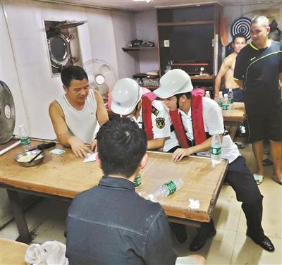 女子海上漂浮12小时后获救,女游客海上漂流12小时获救