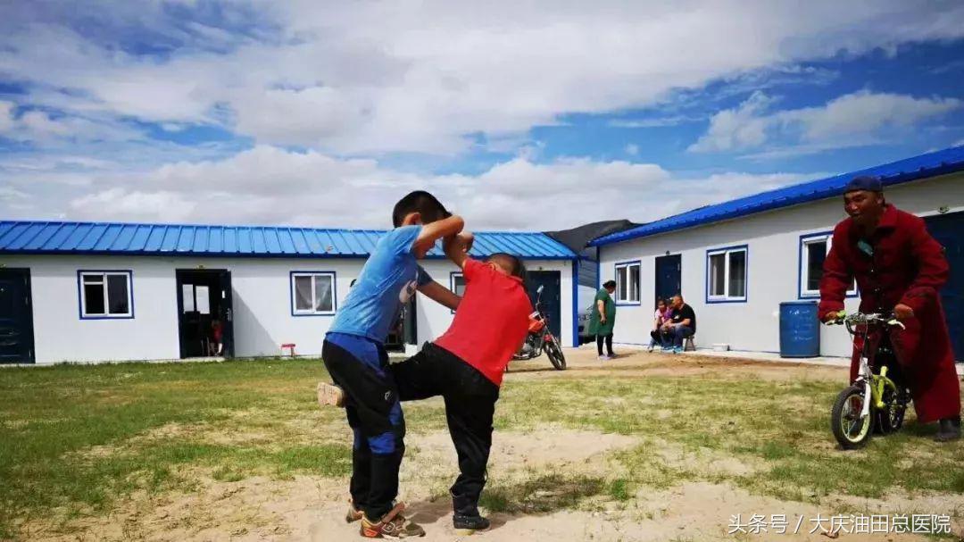 医生鞠躬送别死去病人,义诊庆祝首个中国医师节