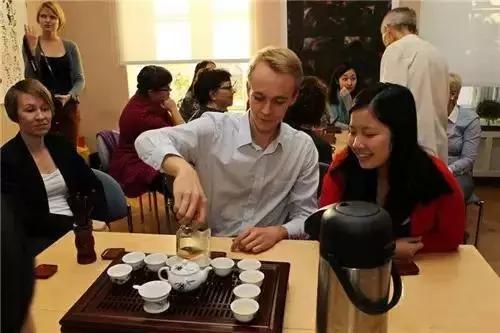 外国人来中国买辣条却发现很便宜,外国人来中国购买辣条