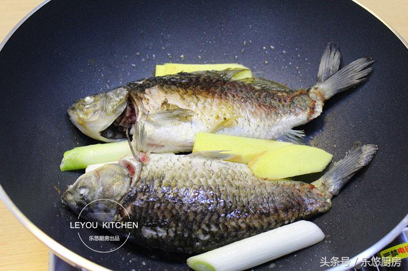 如何炖鲫鱼汤更好喝,怎样煮鲫鱼汤才有营养价值