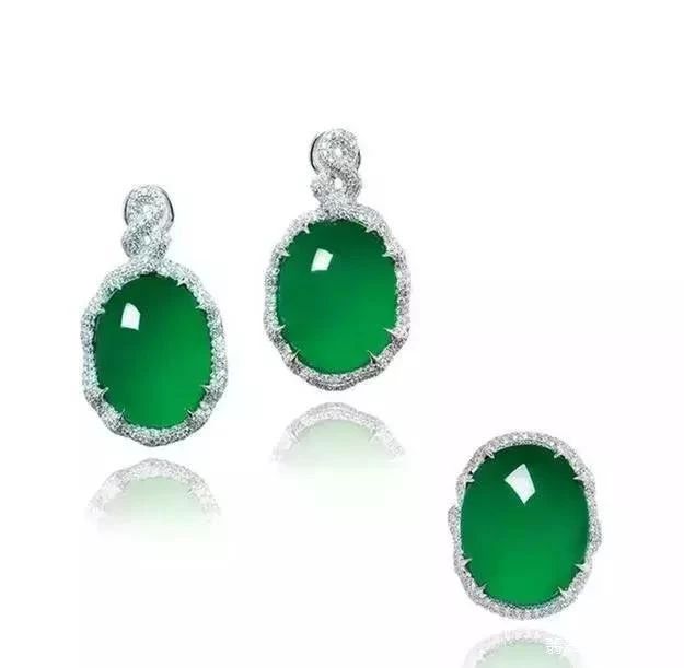 老古翡翠手镯拍卖会,拍卖会上的顶级翡翠手镯