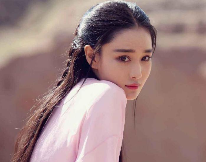 张馨予游泳出场,张馨予泳池出场