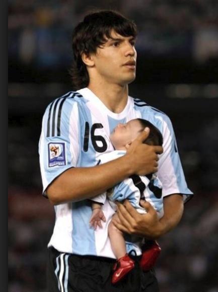 颁奖典礼名场面足球,足球场里颁奖典礼