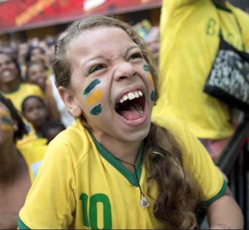 足球场抢镜球童,足球场里颁奖典礼