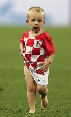 足球场抢镜球童,足球场里颁奖典礼