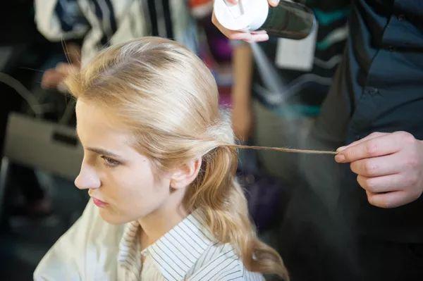 清洗发胶需要洗发水吗,发胶的使用与清洗