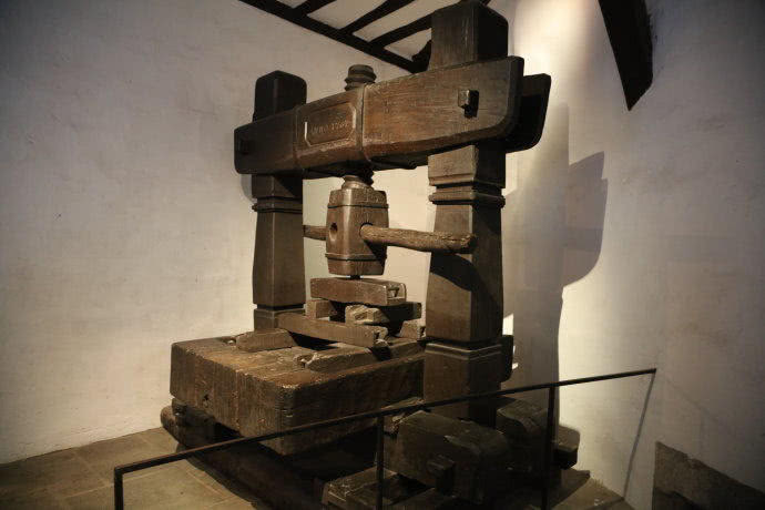 德国这个中世纪古堡,厕所正对餐厅,墙上挂着贞操带!