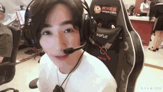 朱一龙自己采访自己尬聊,朱一龙自己尬聊