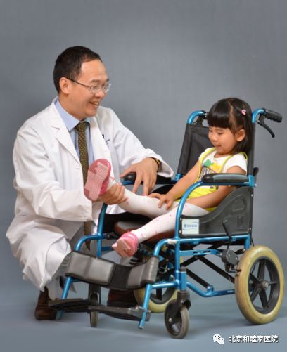 儿童驼背脊柱侧弯的危害,小孩驼背会导致脊柱侧弯吗