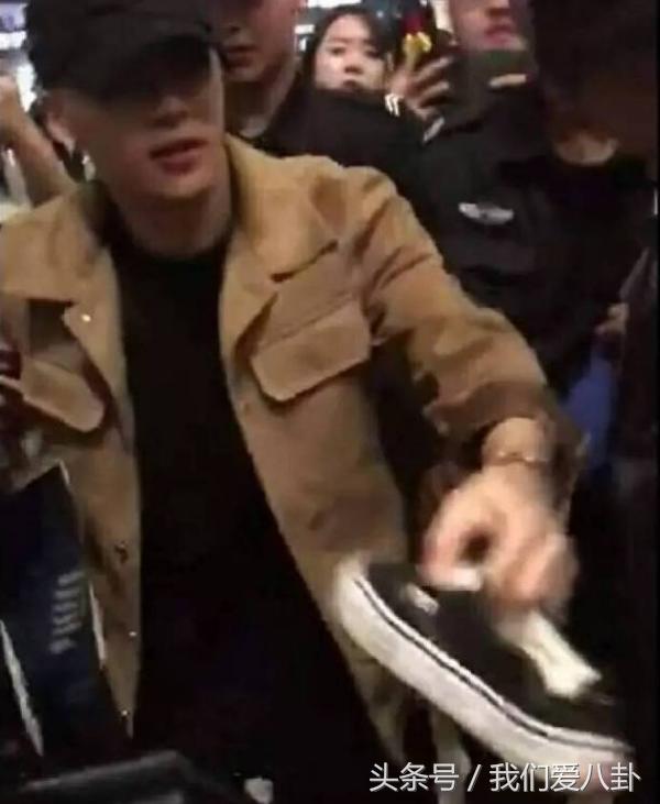 朱正廷蔡徐坤超甜对视害羞,朱正廷蔡徐坤高甜瞬间