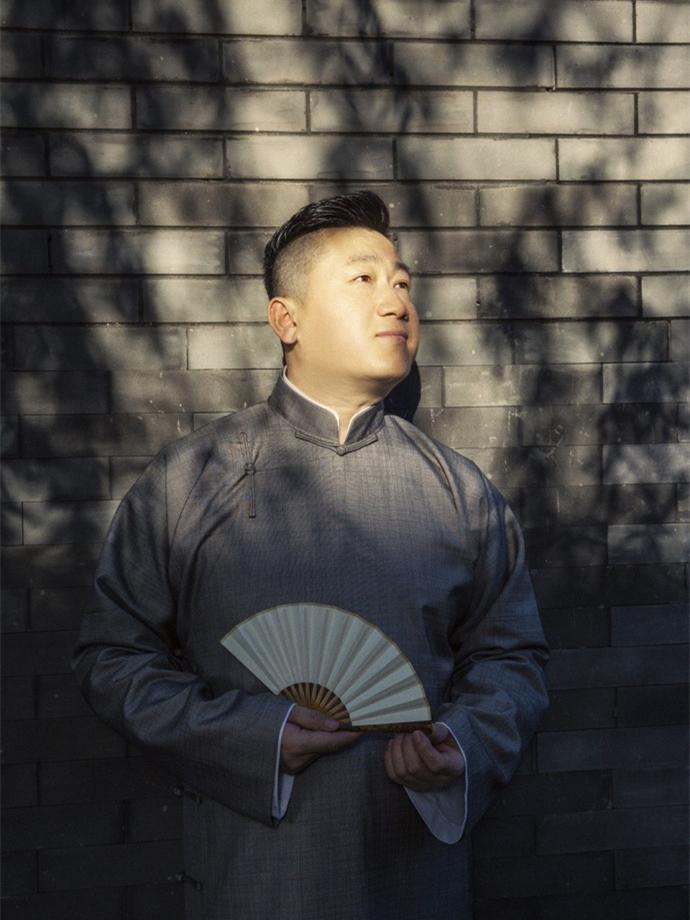 张鹤伦穿西装,张鹤伦表情