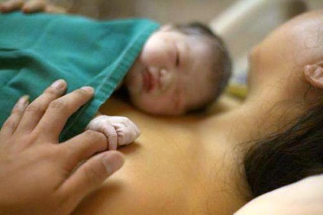 剪脐带时是宝宝疼还是妈妈疼,剪脐带妈妈痛还是宝宝疼