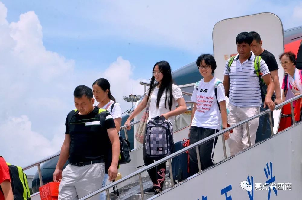 兴义万峰林飞机降落视频夜景,兴义万峰林机场飞机起飞视频