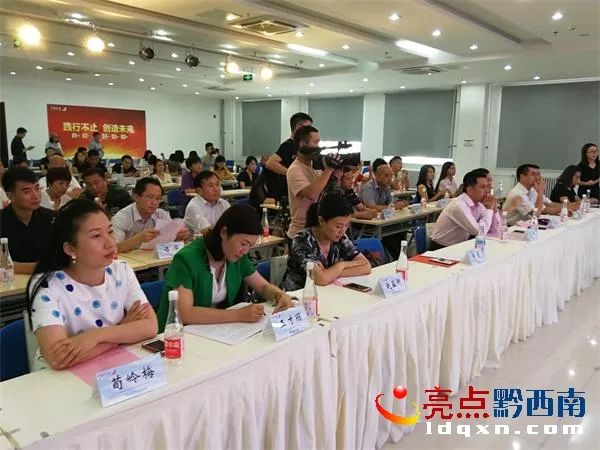 兴义万峰林飞机降落视频夜景,兴义万峰林机场飞机起飞视频