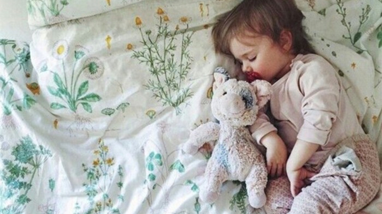 宝宝老是舔手要阻止吗,宝宝总是去碰下身怎么办