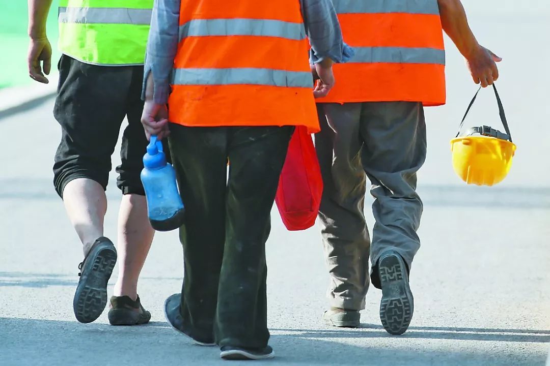 高温送清凉致敬烈日下的坚守 (致敬高温下坚守的你们)