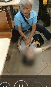 73岁老人跪地救恩人,六旬白发老人跪冰救人