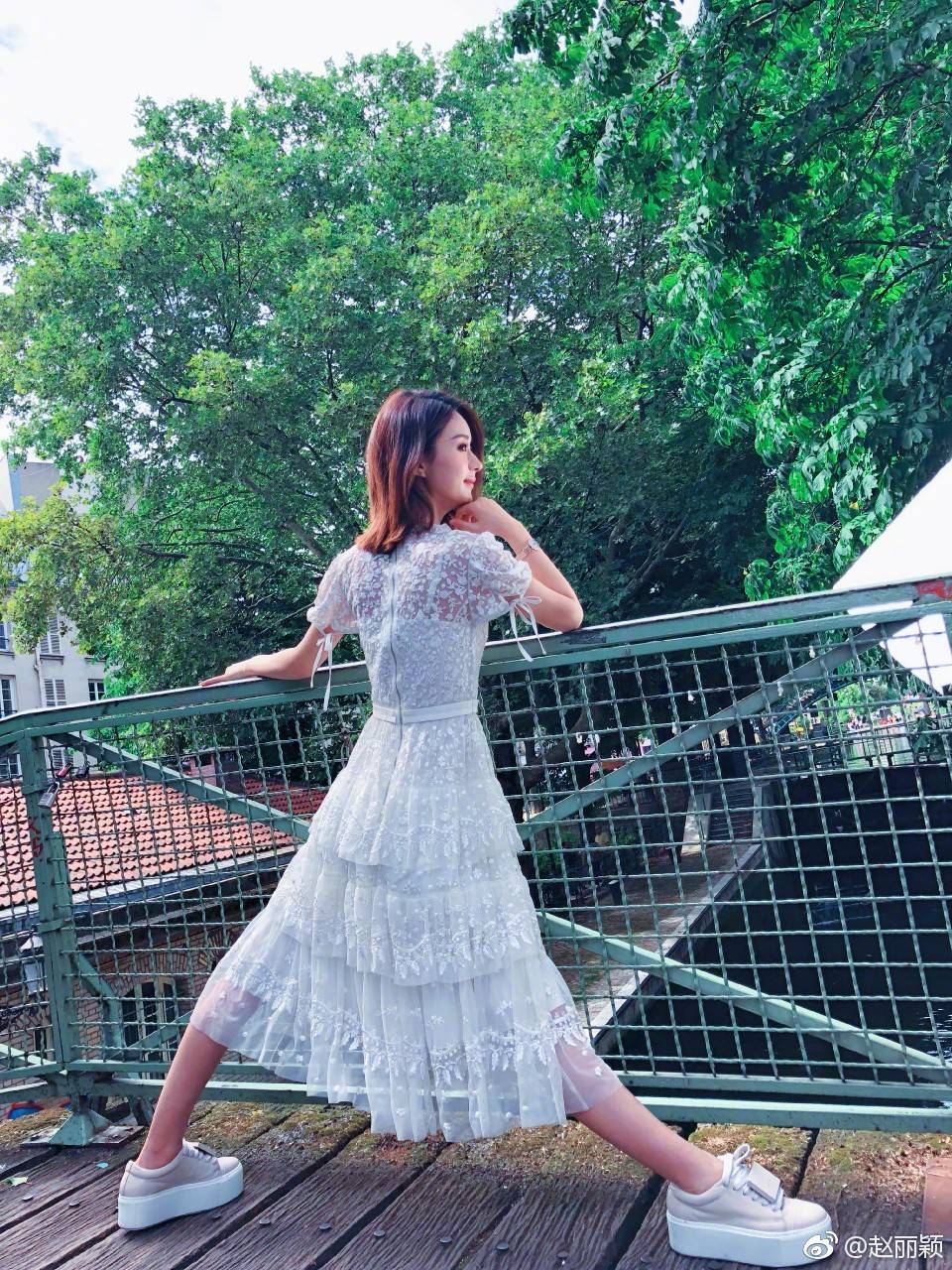 赵丽颖发毛球引发热搜,赵丽颖辟谣怀孕劈叉图