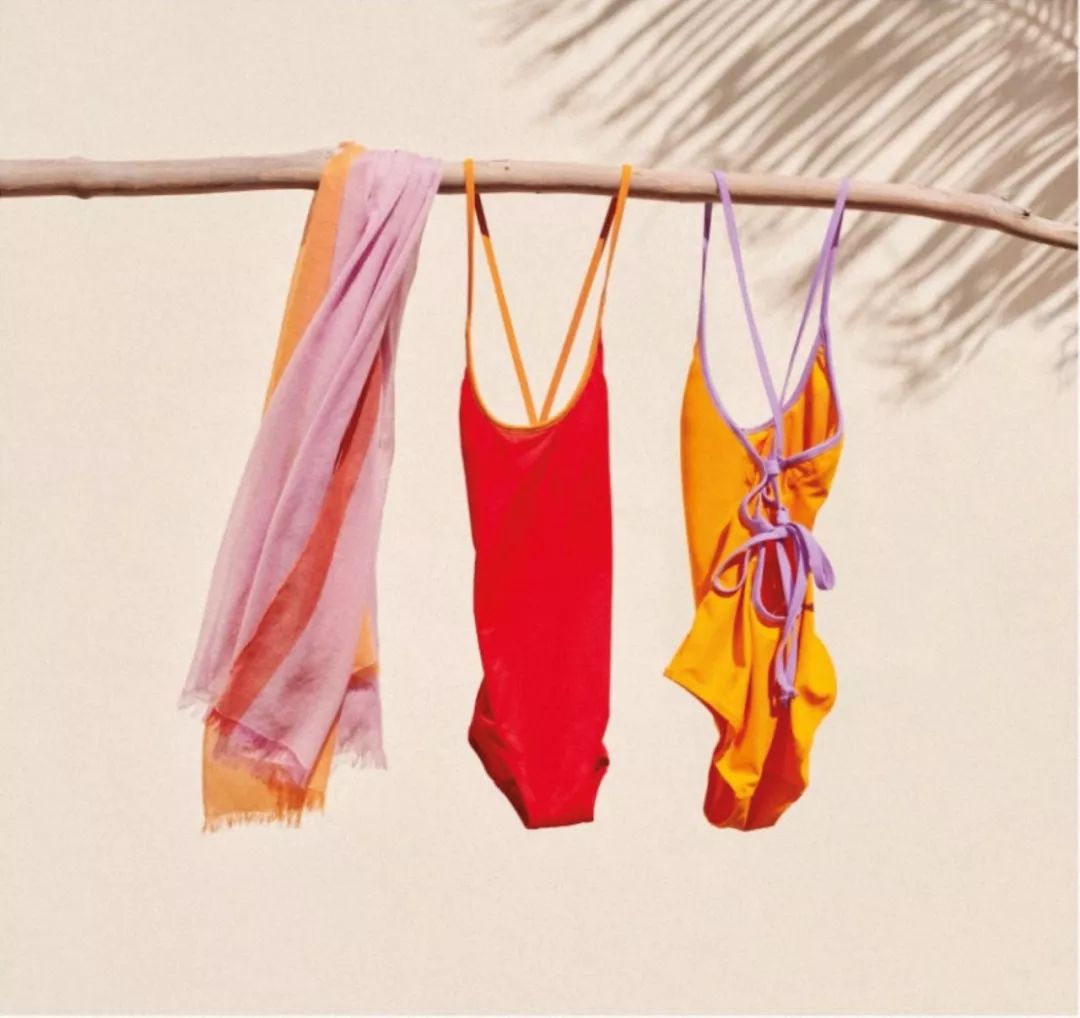 穿泳衣只是为了游泳？知识女性有自己的泳装格调