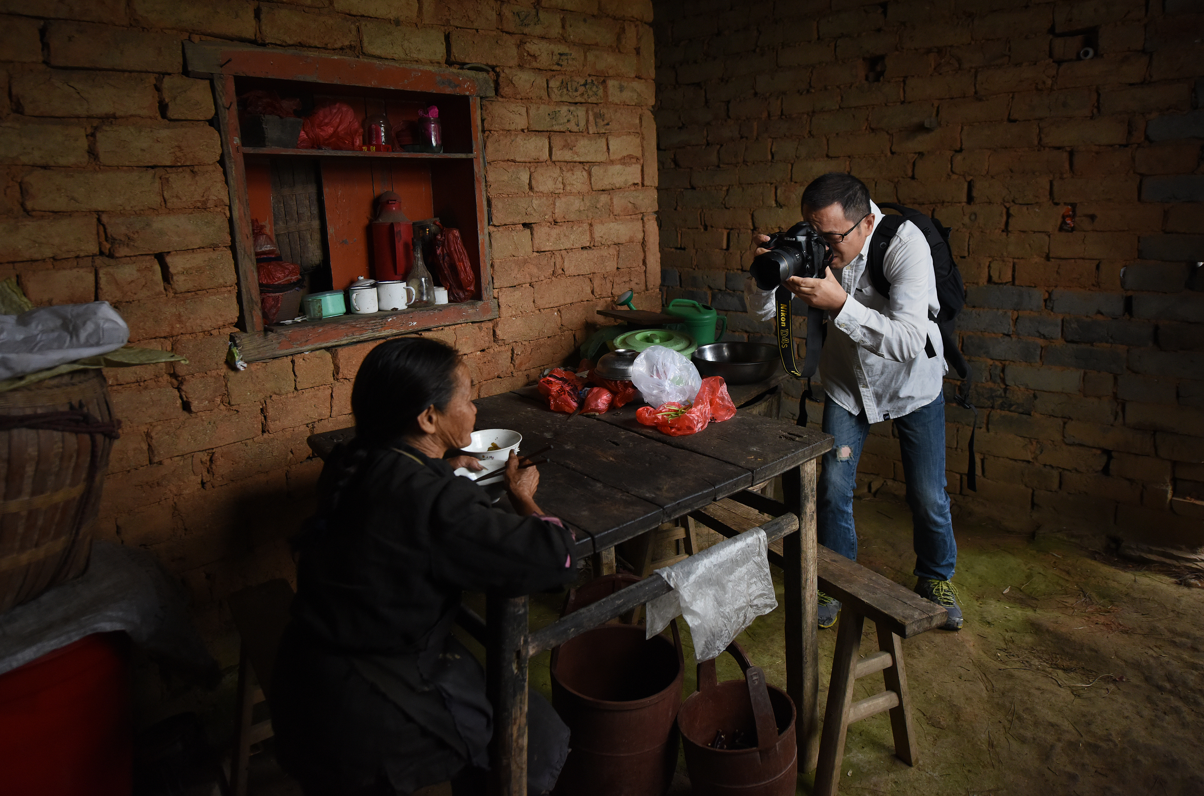 阅读量超6亿，用镜头救了140个困难家庭，从记者到自媒体网红咋炼