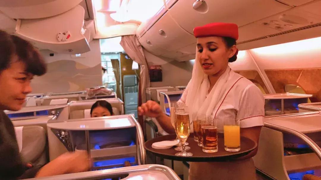 我坐着3万商务舱飞到欧洲开玛莎拉蒂，没想到美女这么多！