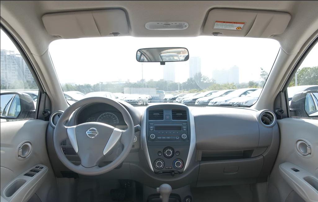 阳光朝气，节能经济，刚毕业的大学生适合买什么车呢？