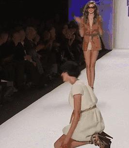 t台走秀尴尬摔倒,t台摔倒合集