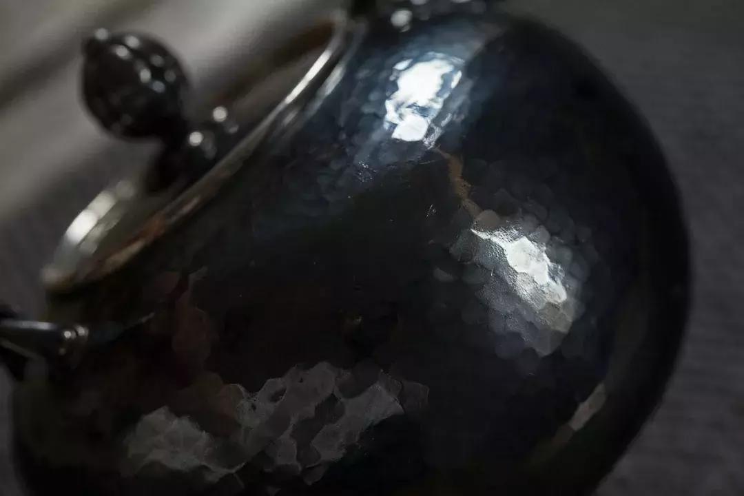 传统手工技艺银壶锻打过程,非遗全手工煅打银壶