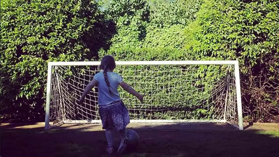 买14亿豪宅就为让小孩踢球，贝嫂家为什么没养出败家子？