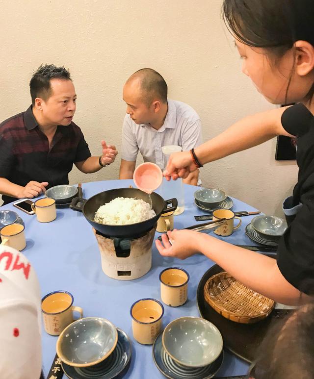 鎴愰兘80鍚庡皬浼欏紑闈㈤,鎴愰兘80鍚庡皬浼欑殑鐖嗙孩涔嬭矾