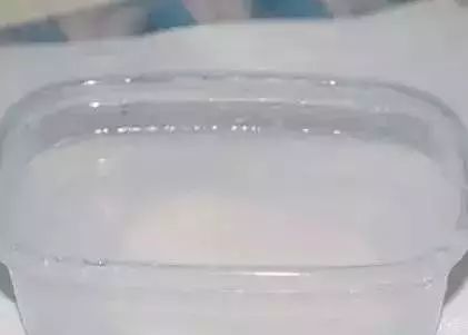 鸡蛋清弄到墙上了怎么处理,鸡蛋液打到墙上怎样清理