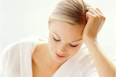 30岁女性突然绝经怎么回事,18岁女孩不幸得早衰