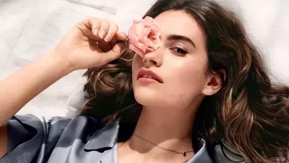 女孩穿上水晶鞋可以操控整个世界,穿上水晶鞋变成美女