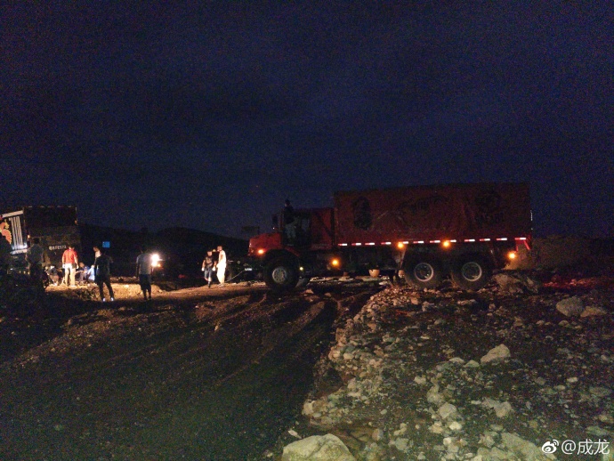 成龙救援房车视频,成龙房车被困泥石流