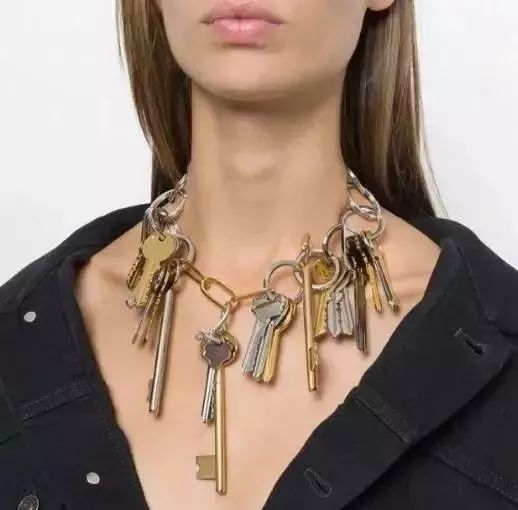 2万的编织袋？4千的塑料鞋？难道真是贫穷限制了我的审美？